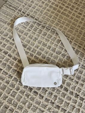 lululemon white small crossbody pouch with interior mesh pockets